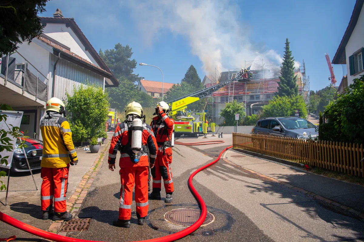 Brand am Postgässli 1 in Adetswil, 12.6.2023.